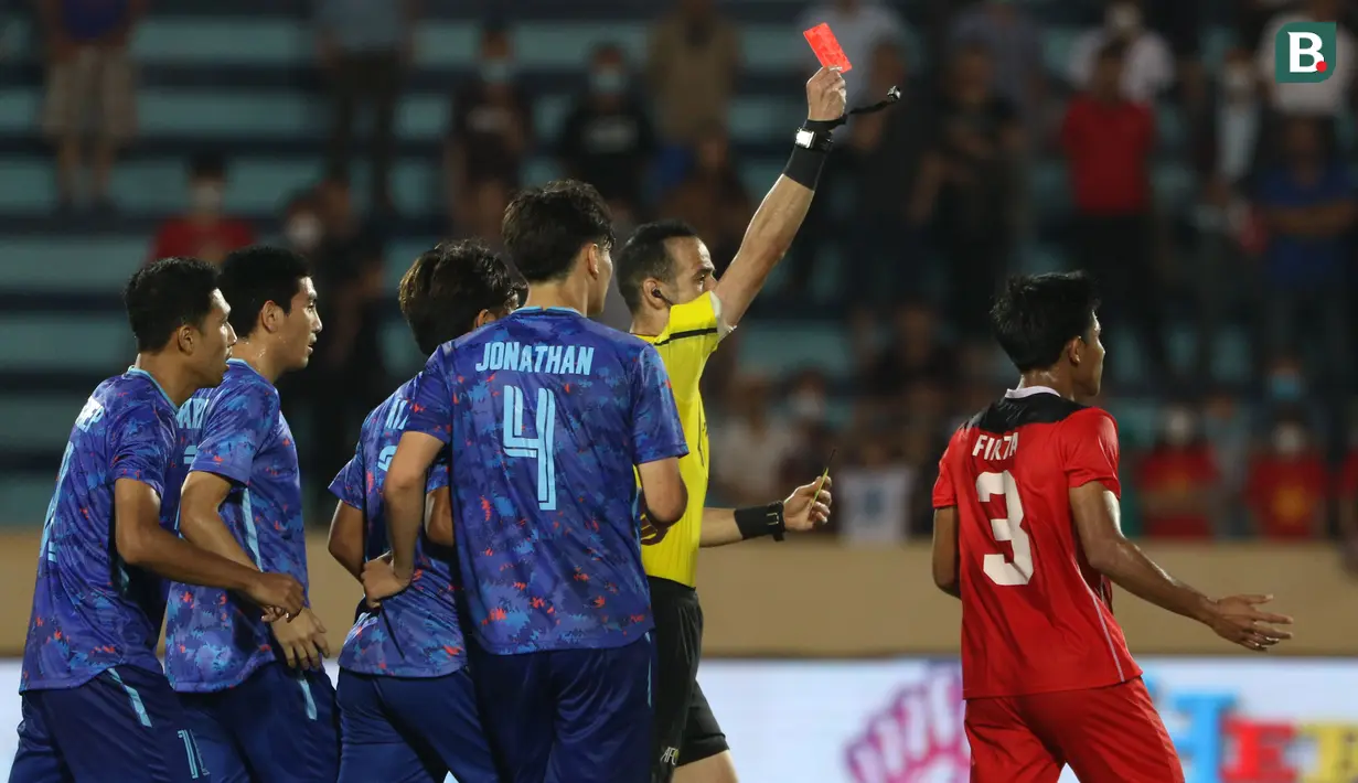 Kejadian yang paling dibenci warganet Indonesia bermula ketika pelanggaran keras yang dilakukan Firza Andika kepada salah satu pemain Thailand hingga mendapatkan kartu merah dari wasit. Khemdee berusaha paling depan yang melakukan protes keras. (Bola.com/Ikhwan Yanuar)