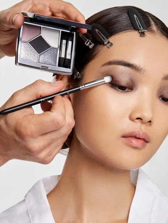Dipadukan warna abu-abu dan silver untuk menciptkan smokey eye transparan. [Dior Beauty]