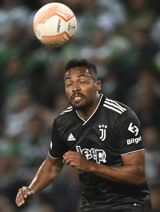 Alex Sandro menghabiskan sembilan tahun di Juventus dari 2015 hingga 2024. Kebersamaan Sandro di Turin berakhir di musim panas ini. Ronaldo menjadi rekan setim Sandro selama tiga tahun. Pemain berusia 33 tahun ini sekarang berlatih dengan klub divisi dua Portugal Portimonense sambil mencari klub baru. (PATRICIA DE MELO MOREIRA / AFP)