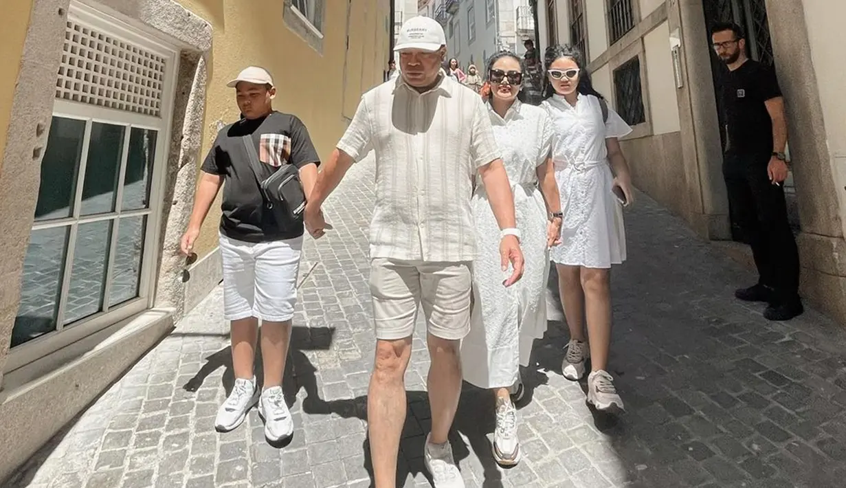 Selain mengunjungi kedua anak sambungnya yang sedang menempuh pendidikan di Portugal, Kris Dayanti dan Raul Lemos lanjut jalan-jalan di objek wisata terdekat. Wanita 48 tahun itu tampil modis dengan mengenakan kacamata hitam dan outfit putih yang membuatnya terlihat lebih fresh. (Liputan6.com/IG/@krisdayantilemos)