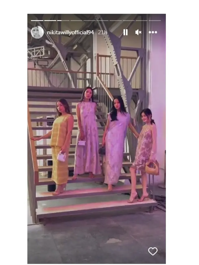 6 Pesona Nikita Willy di Fashion Show Sapto Djojokartiko, Tampil Menawan