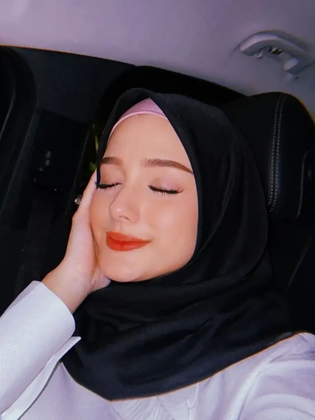 Istri Aditya Zoni, Yasmine Ow tampil cantik menggunakan hijab.