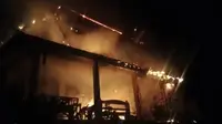 Sebuah bangunan vila di kawasan Puncak, Kabupaten Bogor, Jawa Barat, kebakaran, Senin(24/7/2023) malam. (Liputan6.com/Achmad Sudarno)