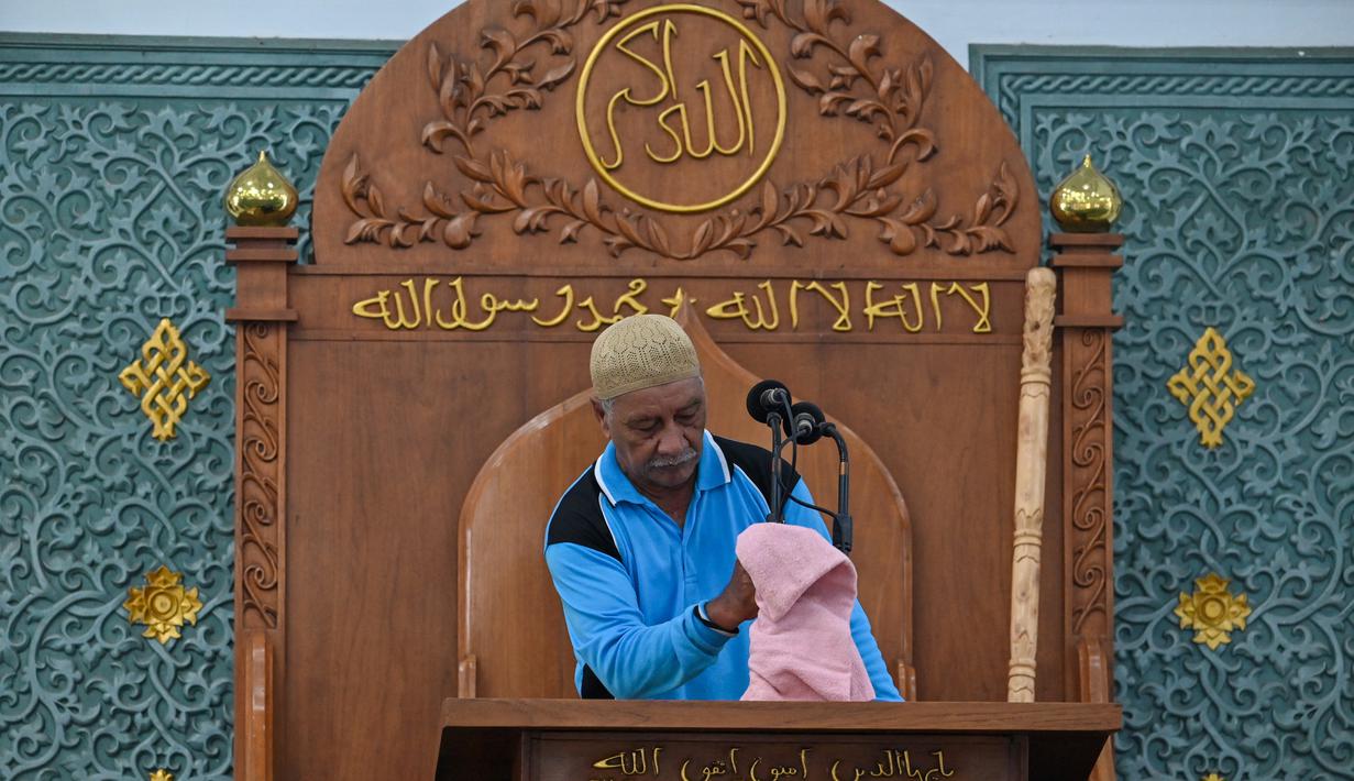 <p>Selain kegiatan ibadah, Masjid Baiturrahman juga menjadi pusat kegiatan masyarakat Aceh dengan tema keagamaan, seperti kegiatan sekolah. (AFP/CHAIDEER MAHYUDDIN)</p>