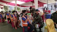 Ribuan warga binaan Rutan Klas I Tangerang mengikuti vaksinasi Covid-19. (Liputan6.com/Pramita Tristiawati)