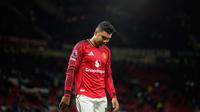 Pemain Manchester United, Casemiro, tertunduk lesu setelah menelan kekalahan dari Leeds United pada pekan ke-32 Premier League 2025/2026 di Stadion Old Trafford, Selasa (14/4/2026). (AP Photo/Dave Thompson)