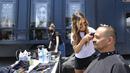 Abel Macias menerima potongan rambut baru dari stylist Michelle London saat cukur rambut gratis untuk para tunawisma dalam Los Angeles Mission di Los Angeles, California, Amerika Serikat, 12 Juli 2021. (Frederic J. BROWN/AFP)