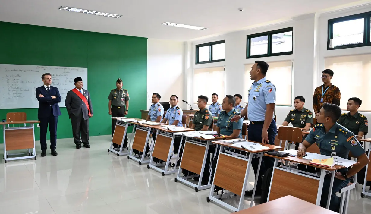 Penyematan medali kehormatan tertinggi dari pemerintah Prancis tersebut dilakukan setelah kedua kepala negara memimpin prosesi upacara penyambutan dan pemeriksaan pasukan. (JEANNE ACCORSINI/POOL/AFP)