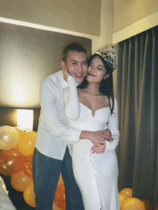 Potret mesra Mirriam Eka dan Julian Jacob dengan busana senada serba putih. Baru-baru ini netizen dihebohkan dengan postingan saat Mirriam Eka dilamar oleh Julian Jacob. (Instagram/@mariaeka_)