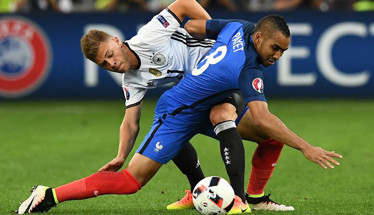 Perebutan bola antara pemain Prancis, Dimitri Payet, dengan pemain Jerman, Julian Draxler, pada laga semifinal Piala Eropa 2016 di Stade Velodrome, Marseille, Jumat (8/7/2016) dini hari WIB. (AFP/Franck Fife)