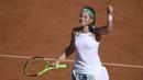 Petenis Latvia, Jelena Ostapenko, melakukan selebrasi usai mengalahkan petenis Swiss, Timea Bacsinszky di semifinal Prancis Terbuka di Roland Garros, Paris Jumat (9/6/2017). Jelena Ostapenko menang dengan skor 7-6(4), 3-6, 6-3. (AFP/Gabriel Bouys)