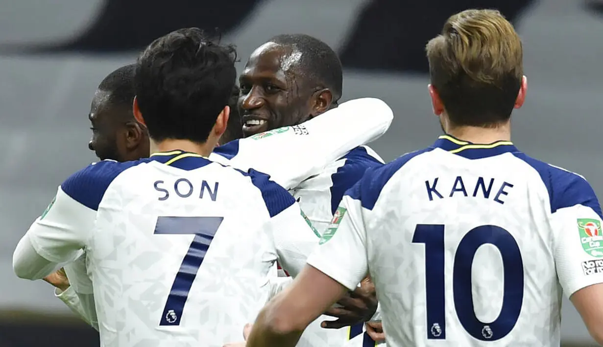 Para pemain Tottenham Hotspur merayakan gol yang dicetak oleh Moussa Sissoko ke gawang Brentford pada laga Piala Liga Inggris, di London, Rabu (06/01/2021). Spurs menang dengan skor 2-0. (Glyn Kirk/Pool via AP)