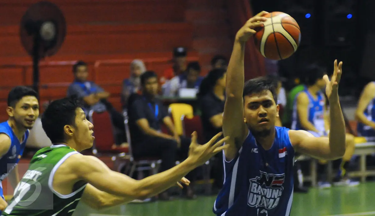 Pemain Bandung Utama, Ridwan G Fathurahman (kanan) berebut bola dengan Juan Laurent K (Satria Muda) dilanjutan Perbasi Cup 2016 di GOR Soemantri Brodjonegoro, Jakarta, Jumat (28/10/2016). Satria Muda menang telak 86-38. (Liputan6.com/Helmi Fithriansyah)