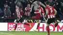 Gelandang Sheffield United, John Fleck (kiri) berselebrasi usai mencetak gol ke gawang Manchester United pada pertandingan lanjutan Liga Inggris di Stadion Bramall Lane (24/11/2019). MU bermain imbang 3-3 atas Sheffield Unite. (AP Photo/Jon Super)