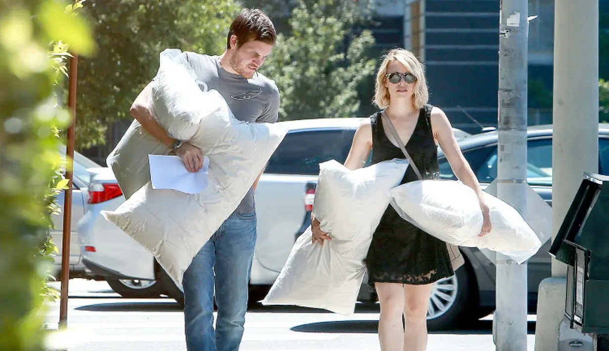 Rachel McAdams sendiri tak terbuka tentang kehidupan cintanya. Namun ia sempat terlihat bergandengan tangan dengan penulis naskah, Jamie Linden, pada tahun 2016. (Coqueran/Coleman-Rayner/USMagazine)