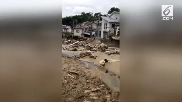 Akibat hujan lebat, beberapa wilayah di Jepang mengalami banjir dan longsor.