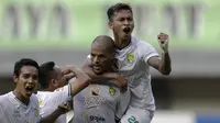 Pemain Persebaya Surabaya merayakan gol yang dicetak David Da Silva ke gawang Bhayangkara FC pada laga Shopee Liga 1 di Stadion Patriot Chandrabhaga, Bekasi, Sabtu (31/8). Persebaya menang 2-0 atas Bhayangkara. (Bola.com/Yoppy Renato)