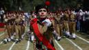 Anggota dari Korps Kadet Nasional (NCC) berbaris selama perayaan Hari Kemerdekaan India di Srinagar, Kashmir yang dikontrol India, (15/8). India merdeka dari kolonialis Inggris pada tahun 1947. (AP Photo / Mukhtar Khan)