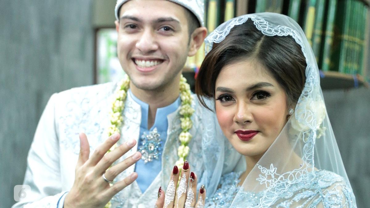 Inspirasi Kebaya dan Gaun Pernikahan Anggun Istri Rifky Balweel