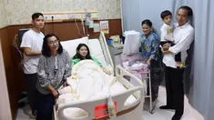 Presiden Joko Widodo (kanan) menggendong Jan Ethes saat menjenguk kelahiran La Lembah Manah didampingi Ibu Negara Iriana di RS PKU Muhammadiyah, Surakarta, Jumat (15/11/2019). La Lembah Manah menjadi cucu ketiga Jokowi. (Foto: Kris-Biro Pers Sekretariat Presiden)