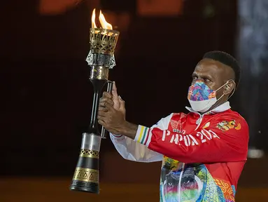 Boaz Solossa salah satu atlet berprestasi bagi tanah Papua di daulat sebagai yang akan menyalakan API PON sebagai tanda di bukannya PON XX PAPUA Tahun 2021 di Stadion Utama Lukas Enembe, Selasa (2/10/2021). (PB PON XX PAPUA/Ronaldy Irfak)