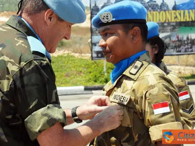 Citizen6, Lebanon: Ratusan personel Kontingen Indonesia dari beberapa kesatuan tugas yang tengah bertugas di bawah komando Unifil menerima medali perdamaian dari PBB, bertempat di lapangan Sudirman, Camp Green Hill, Naqoura Lebanon Selatan, Kamis (21/7). 