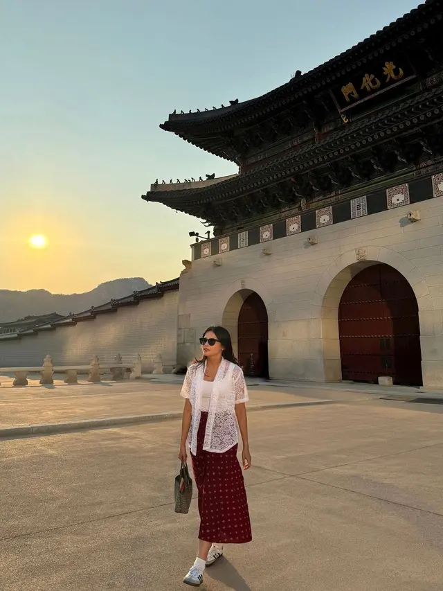 Bukan Hanbok, 3 Gaya Yunita Siregar Bangga Tampil Berkebaya saat Liburan di Korea Selatan