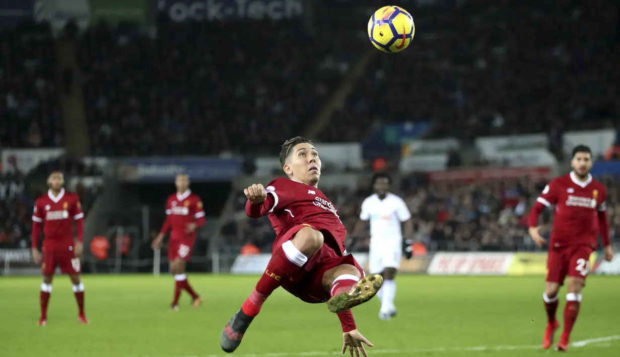 Aksi pemain Liverpool, Roberto Firmino melakukan tembakan salto saat melawan Swansea City pada lanjutan Premier League di Liberty Stadium, Swansea, (22/1/2018). Liverpool kalaj dari Swansea 0-1. (Nick Potts/PA via AP)