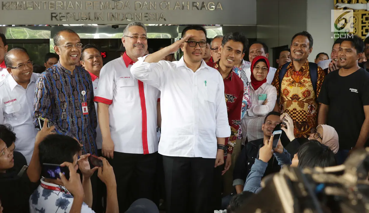 Menpora Imam Nahrawi (tengah) memberi hormat usai menyampaikan keterangan terkait pengunduran dirinya dari jabatan Menteri Pemuda dan Olahraga di Jakarta, Kamis (19/9/2019). Sebelumnya, KPK menetapkan Imam Nahrawi sebagai tersangka kasus suap dana hibah KONI. (Liputan6.com/Helmi Fithriansyah)