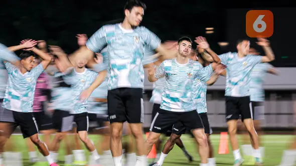 Pemain Timnas Indonesia, Sandy Walsh, menjalani latihan jelang melawan Timnas Vietnam di Stadion Madya, Senayan, Jakarta, Rabu (20/3/2024). Timnas Indonesia akan menjalani laga krusial menjamu Vietnam pada lanjutan Grup F Kualifikasi Piala Dunia 2026 zona Asia. (Bola.com/Bagaskara Lazuardi)