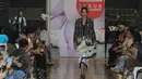 Pembukaan pameran ini diisi dengan mini fashion show karya-karya desainer Samuel Wattimena di Museum Tekstil Jakarta, Rabu (12/11/2014). (Liputan6.com/Herman Zakharia)