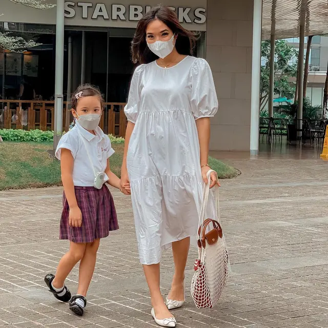 [Fimela] Gempi pakai seragam SD