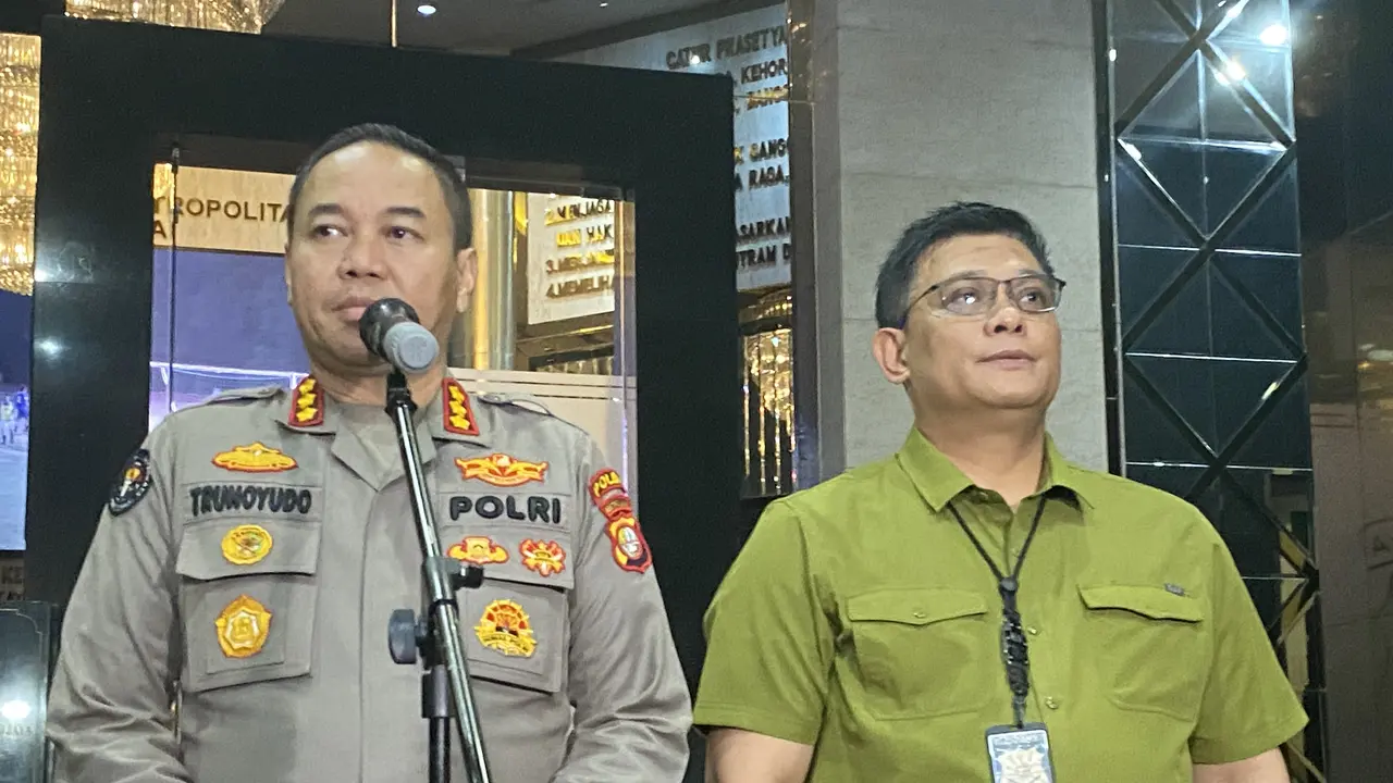 Direktur Reserse Kriminal Khusus Polda Metro Jaya, Kombes Pol Ade Safri Simanjuntak (kanan), saat menghadiri konferensi pers bersama sejumlah awak media di Mapolda Metro Jaya. (Liputan6.com/Ady Anugrahadi)
