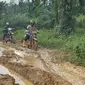 Rombogan Kapolres Rokan Hulu melewati jalan berlumpur menjemput logistik Pemilu di desa terpencil. (Liputan6.com/M Syukur)