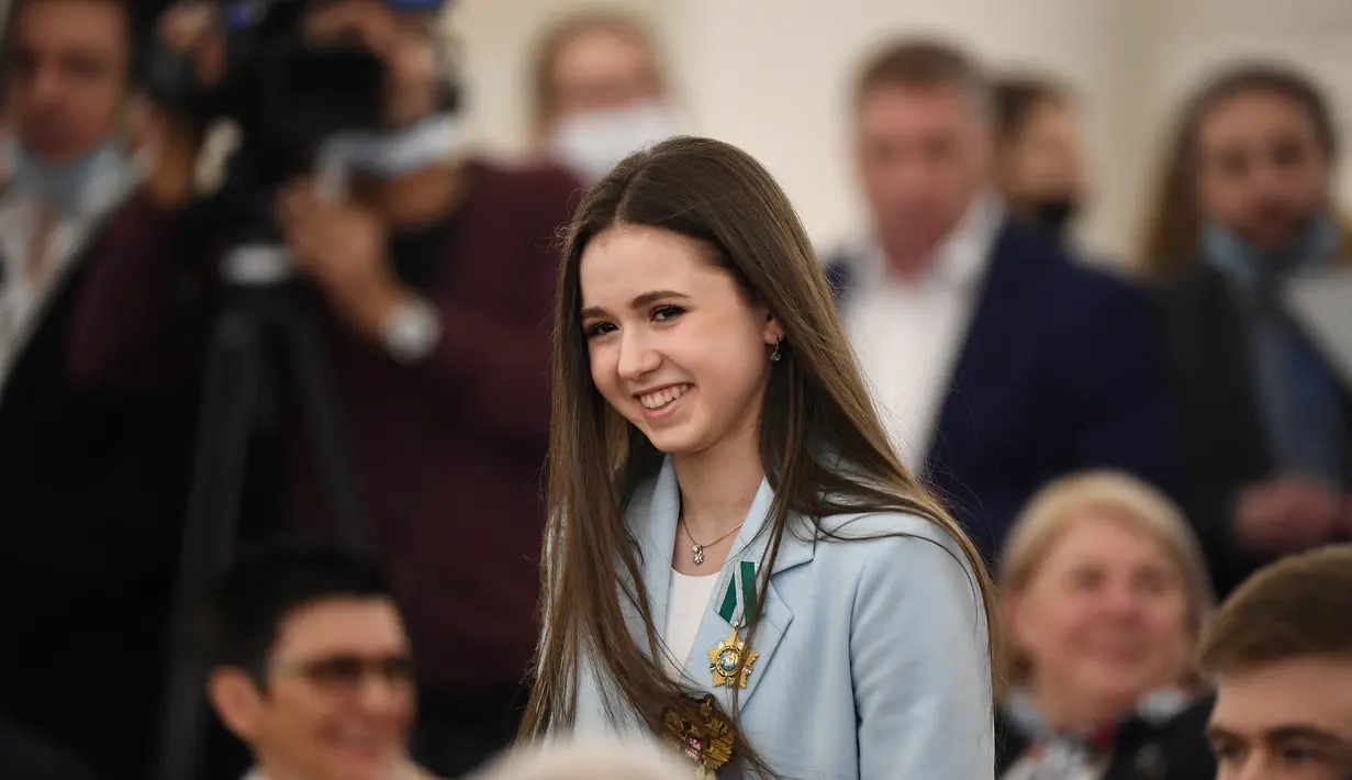 <p>Figur skater Rusia Kamila Valieva menghadiri pertemuan Presiden Rusia Vladimir Putin dengan atlet Rusia peraih medali Olimpiade Musim Dingin Beijing 2022 dan anggota tim Paralimpiade negara itu di Kremlin di Moskow (26/4/2022). (AFP/NATALIA KOLESNIKOVA)</p>
