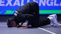 Pelatih Tunggal Putra, Irwansyah melakukan sujud syukur usai mengantarkan Anthony Ginting dan Jonatan Christie ke final All England 2024. (PBSI)