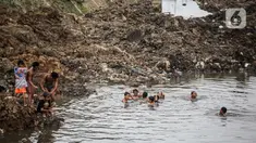 Anak-anak bermain di Sungai Ciliwung yang surut di kawasan Bukit Duri, Jakarta, Sabtu (8/8/2020). Penyusutan debit air Sungai Ciliwung tersebut karena memasuki masa kemarau 2020 yang menurut BMKG akan mencapai puncaknya pada Agustus. (Liputan6.com/Faizal Fanani)