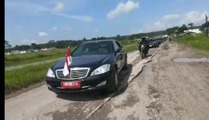 Kumpulan Potret Mobil Presiden Jokowi Kewalahan Melewati Jalanan Rusak di Lampung (Agus Suparto/ Fotografer Kepresidenan)