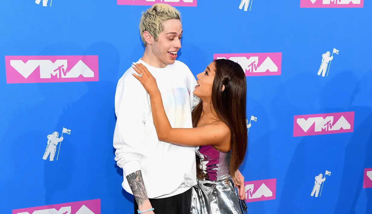 Tak perlu pernyataan cinta, seluruh dunia sepertinya sudah tahu kalau Ariana Grande dan Pete Davidson tengah dimabuk asmara. (Nicholas Hunt / GETTY IMAGES NORTH AMERICA / AFP)