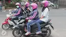 Pengemudi ojek wanita berbasis aplikasi LadyJek membawa penumpang melintasi jalanan Jakarta, Kamis (8/10). Mengangkat slogan 'Ojek Wanita untuk Wanita', ojek berbasis aplikasi ini ditujukan khusus untuk penumpang perempuan. (Liputan6.com/Angga Yuniar)