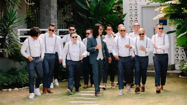 Busana Effortless Ello dan Cindy Maria di Pernikahan Romantis Pinggir Pantai