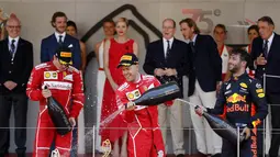 Kimi Raikkonen (kiri) tampak tidak bersemangat saat berada di podium  F1 GP Monako, (28/5/2017). (AP/Frank Augstein)