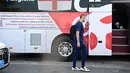 Bek Inggris Eric Dier akan menaiki bus di Doha (11/12/2022). Bus yang membawa Timnas Inggris meninggalkan hotel menuju bandara untuk membawa mereka kembali ke kampung halaman. (AFP/Paul Ellis)