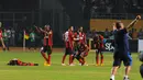 Sejumlah pemain Persipura Jayapura tertunduk usai dikalahkan Persib Bandung 3-5 dalam laga final Indonesia Super League di Stadion Gelora Sriwijaya, Palembang, (7/11/2014). (Liputan6.com/Helmi Fithriansyah)