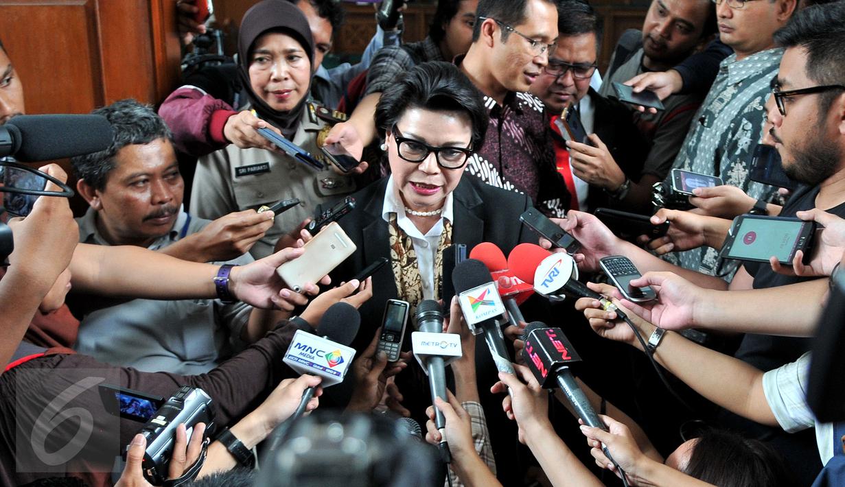 Wakil Ketua KPK Basaria Panjaitan memberi keterangan seusai sidang Pra Peradilan atas pemohon mantan Dirut PT Pelindo II RJ Lino, Selasa (26/1). Dalam sidang itu Hakim menolak permohonan praperadilan RJ Lino atas KPK. (Liputan6.com/Yoppy Renato)