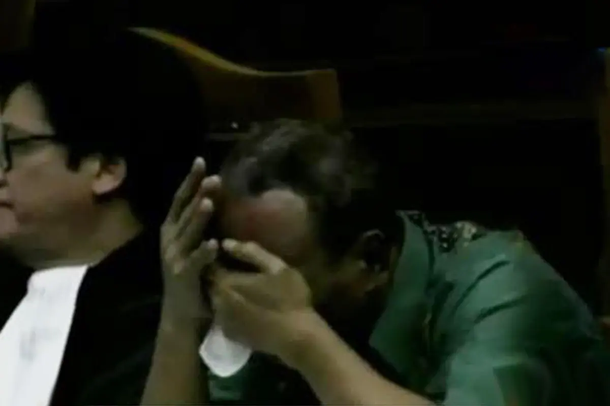 Tangis Terdakwa Kasus E-KTP Dengar Pengakuan Saksi dari Singapura