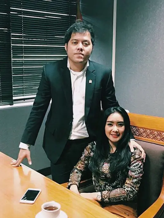 Namun, Cita Citata sepertinya tidak mau berlama-lama larut dalam putus cinta. Cita Citata, pada Selasa, 31 Mei 2016, mengunggah sebuah foto bersama seorang laki-laki. (Instagram/Cita_Citata)