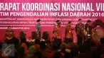 Presiden Jokowi memukul gong sebagai tanda dibukanya Rapat Koordinasi Nasional (Rakornas) ke-7 Tim Pengendalian Inflasi Daerah (TPID) Tahun 2016 di Jakarta, Kamis (4/8). Kegiatan ini diikuti seluruh pejabat pemerintah daerah. (Liputan6.com/Faizal Fanani)