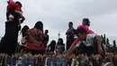 Penjual cinderamata berbentuk tugu Monas ramai dikunjungi pembeli, Jakarta, Kamis (1/1/2015). (Liputan6.com/Faizal Fanani)