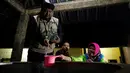 Ustad Ahmad Ischsan Maulana mempersiapkan ramuan herbal untuk rehabilitasi pecandu narkoba di Purbalingga, Jateng, 27 Juli 2016. Terapi untuk pecandu narkoba ini dilakukan dengan merebus pasien di atas kompor yang menyala. (REUTERS/Darren Whiteside)
